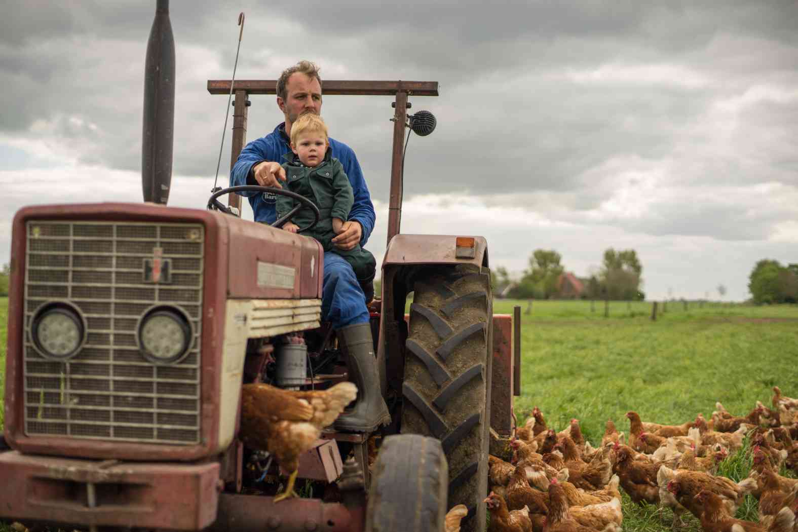 Bart en Lutzen op de tractor mei 2017_1575x1050